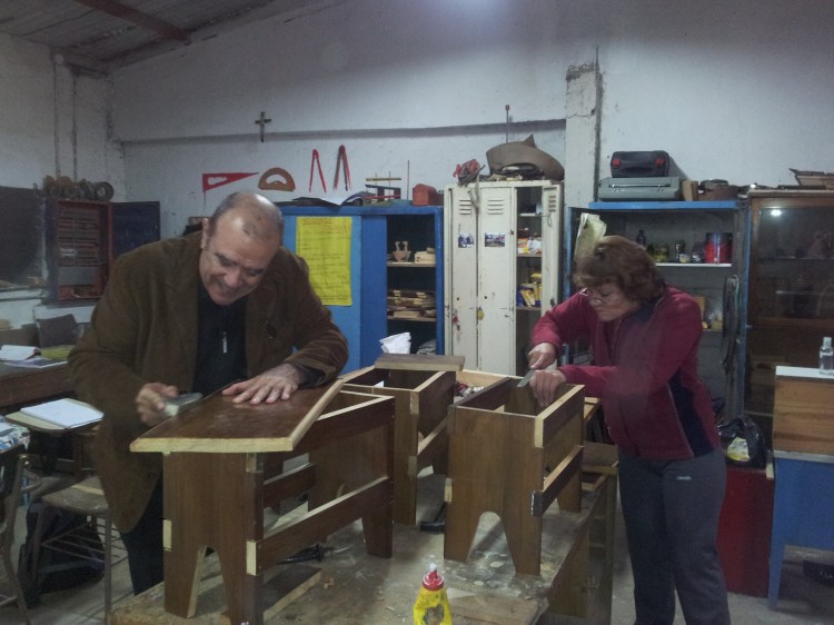 Nuestro Presidente, el Dr. Francisco Fábrega, dicta talleres de prevención y tratamiento de enfermedades en el "Centro de Capacitación de la Comunidad Taller San José", en el barrio de San Nicolás, Florencio Varela, Provincia de Buenos Aires.