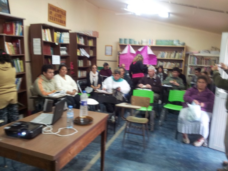 Nuestro Presidente, el Dr. Francisco Fábrega, dicta talleres de prevención y tratamiento de enfermedades en el "Centro de Capacitación de la Comunidad Taller San José", en el barrio de San Nicolás, Florencio Varela, Provincia de Buenos Aires.