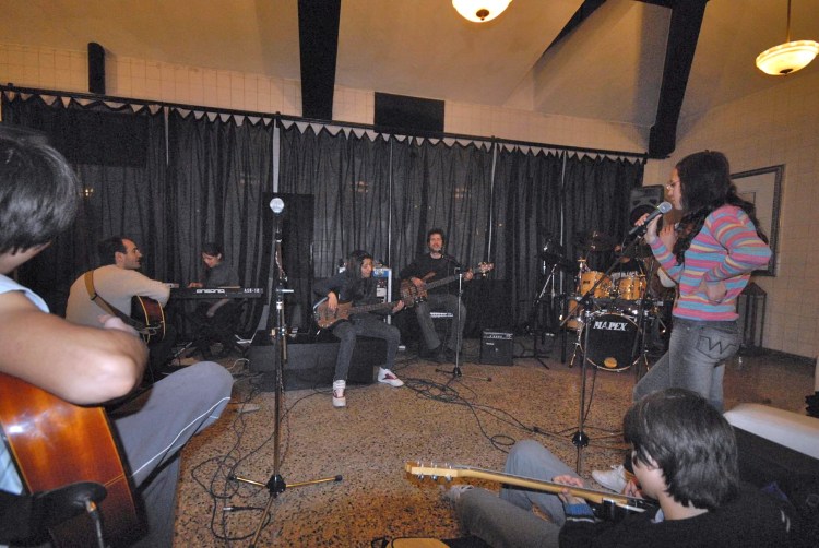 Creamos y dirigimos una banda de música en la escuela secundaria de la ciudad de La Falda I.P.E.M. 142, brindando instrumentos y sala de ensayo